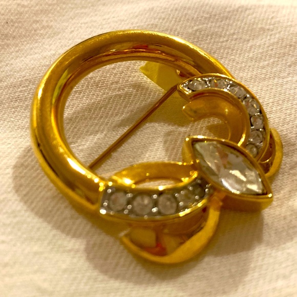 Monet heavy gold tone rhinestone pin. Excellent. All original stones. - Picture 1 of 6